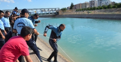 Urfa'da serinlemek isteyen genç akıntıya kapıldı