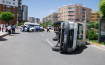 Urfa'da servis minibüsü kamyonet ile çarpıştı