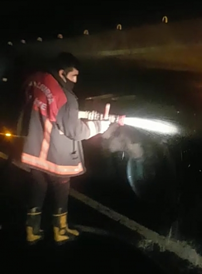 Urfa'da Seyir halindeki tırın lastikleri alev aldı