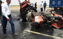 Urfa'da traktör kamyon ile çarpıştı