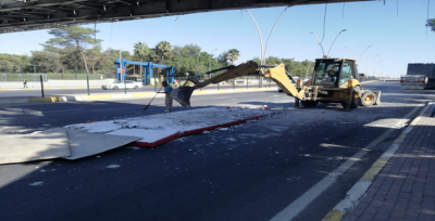 Urfa'da Üst Geçitte Tır Kazası!