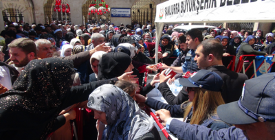Urfa'da Vatandaşlara Lokum İkram Edildi