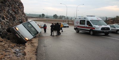 Urfa'da Virajı Alamayan Minibüs  Kayalara Çarptı