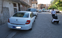 Urfa'da yaya yolunu araçlar kullanıyor