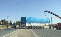 Urfa'da yola devrilene tır yolu kapattı