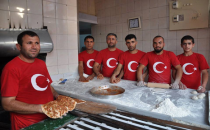 Urfalı Fırıncı Gece Meydanda Gündüzde Fırında Destek Veriyor