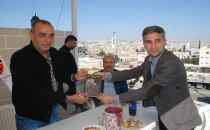 Usta gazeteci meslektaşlarına kitabını imzaladı