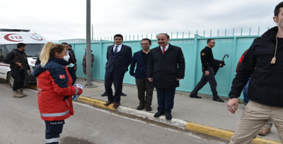 Vali Erin, Mesafeyi Koruyarak İncelemelerde Bulundu