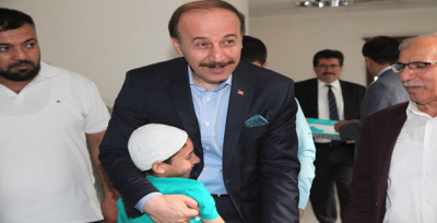 Vali Erin'den, Suriyeli hafız adayına hediye