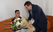Vali Küçük Yaralı Askeri Baba Evinde Ziyaret Etti