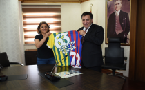 Vali Küçük'e iki takımın renklerinden oluşan forma