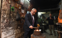 Vali Tun, demir döğdü