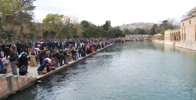 Vatandaşlar Balıklıgöl'e Akın Etti