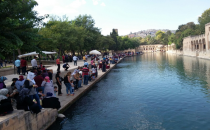 Vatandaşlar Balıklıgöl'e akın etti