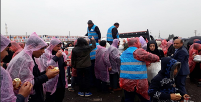 Vatandaşlara Yağmurluk ve Kumanya Dağıtıldı