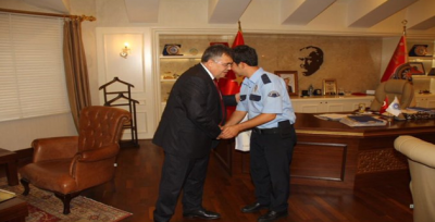 Veysel Tipioğlu O Polisleri Kutladı