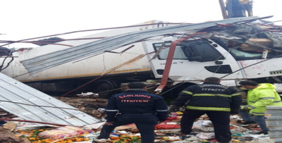 Viranşehir'de Tır Markete Girdi, 4 Yaralı