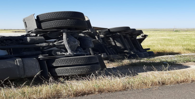 Viranşehir'de yakıt yüklü tır devrildi