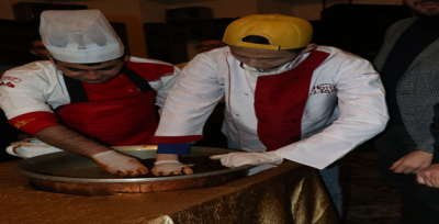 Xiao Zhang  Şanlıurfa'da Çiğköfte Yoğurdu