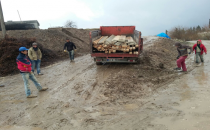 Yağmur yolları çamura dönüştürdü