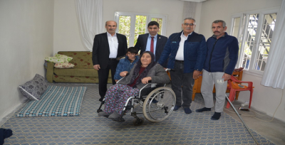 Yardımsever iş adamlarından  engelli vatandaşa tekerlekli sandalye 