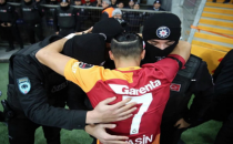 Yasin Öztekin gol sevincini polislerle paylaştı