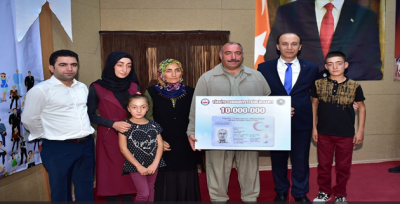 Yeni Kimliklerden 10 Milyonuncusu Şanlıurfa'da Sahibine Teslim Edildi