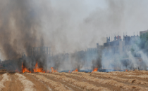 Yerleşim alanın yanında anız yangını