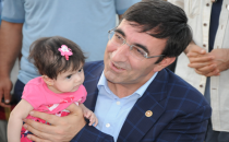 Yılmaz, "Suriyelilere bütün insanlığın el uzatması lazım"