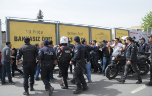 Yol kapatan sağlık çalışanlarına polis müdahale etti