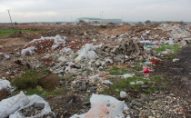 Yol kenarındaki çöplük, rahatsız ediyor