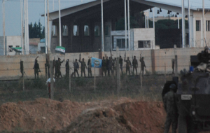 YPG ve  ÖSO güçleri Ellerini kollarını sallayarak Sınır kapısına girdiler