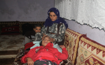 Yürümek için yardım bekliyor